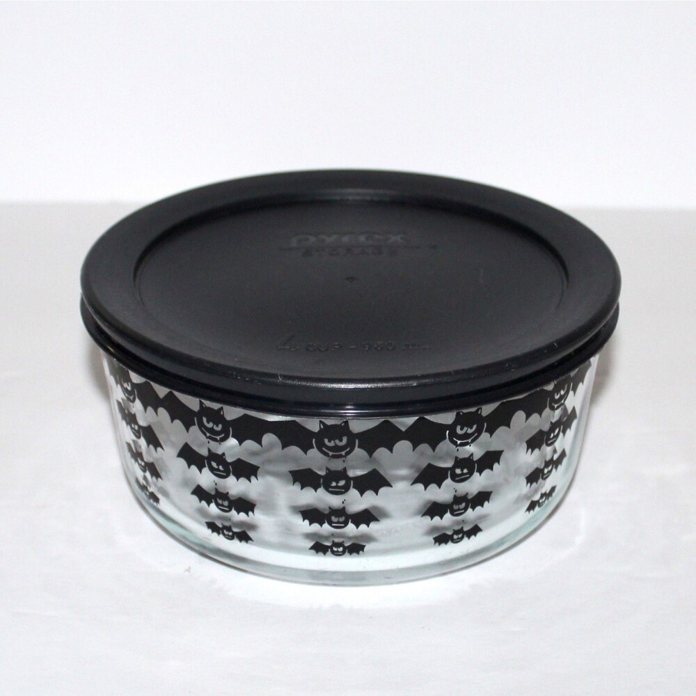Pyrex Halloween Black Bats 1 Qt glass storage container with lid